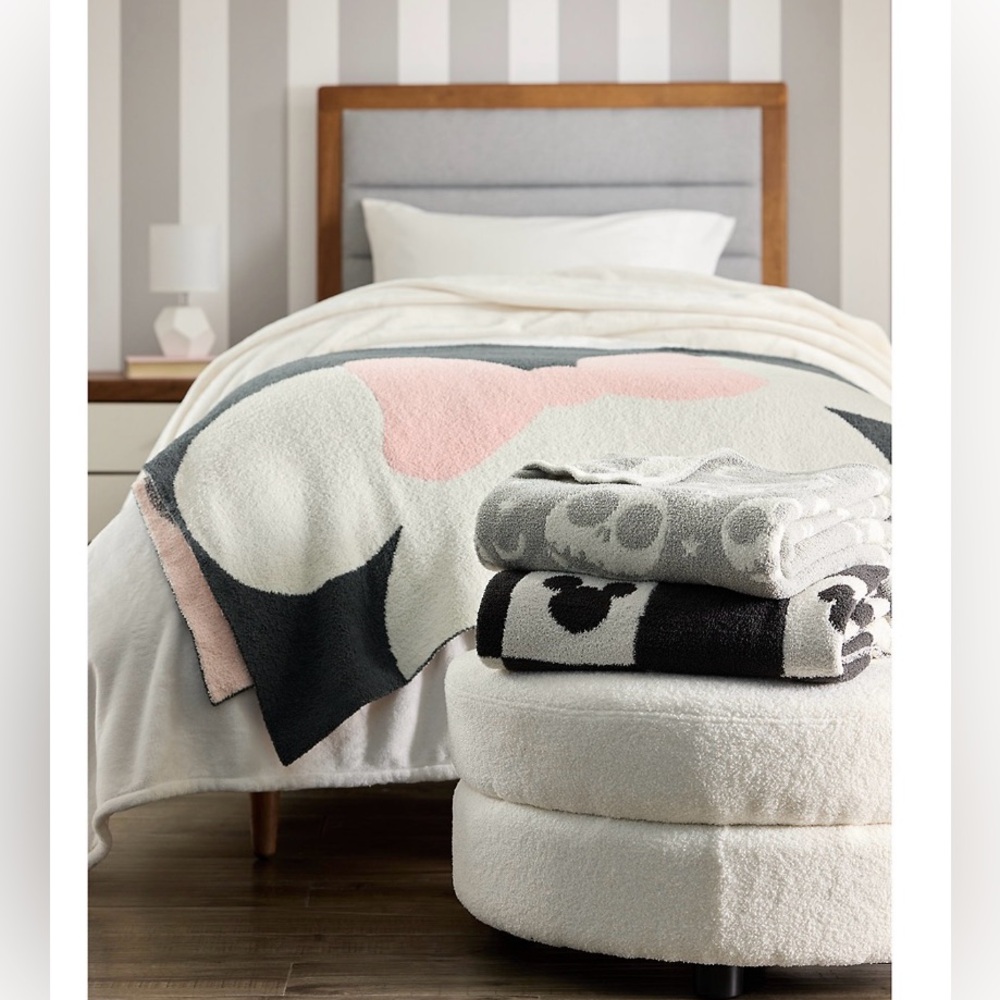 Disney Knit Throw Blanket by The Big One - Minnie Mouse - Picture 2 of 3